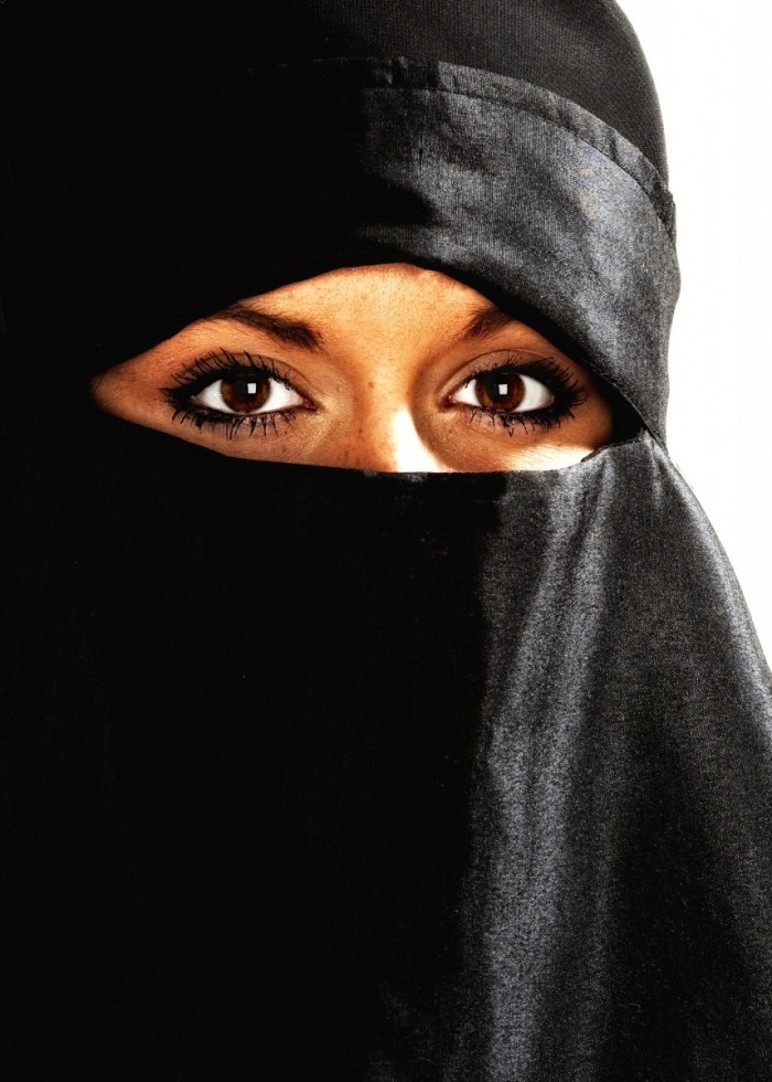 shutterstock 53519566 700x980 Женщина в парандже   Woman in a burqa