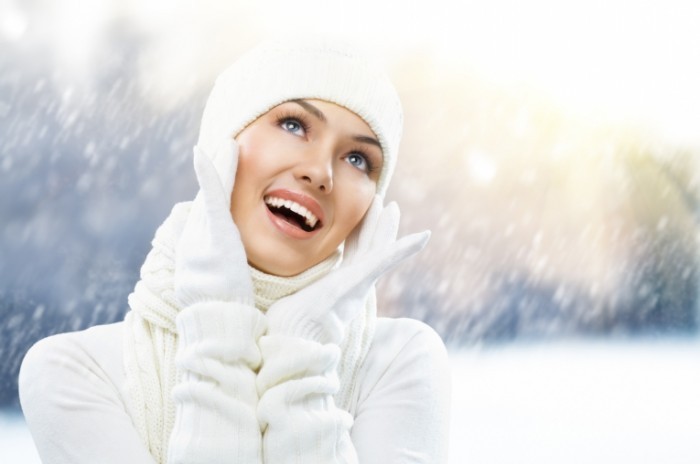 shutterstock 68531203 700x464 Девушка в шапке и рукавицах   Girl in hat and mittens