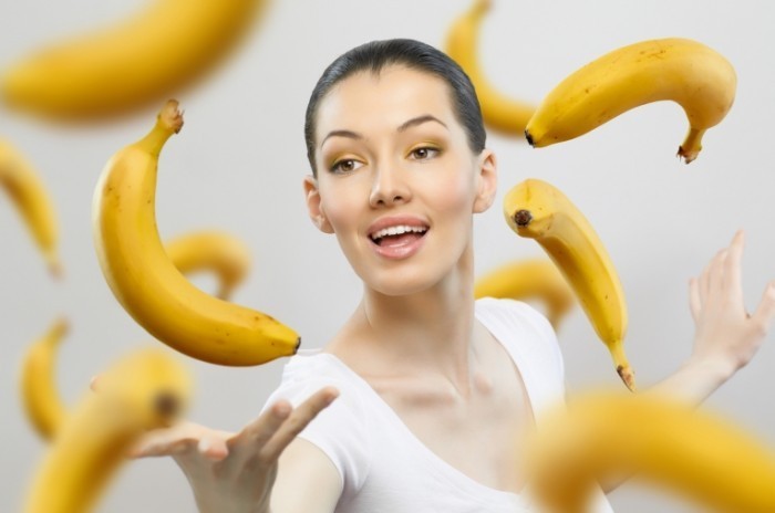 shutterstock 69813685 700x464 Девушка и бананы   Girl and bananas