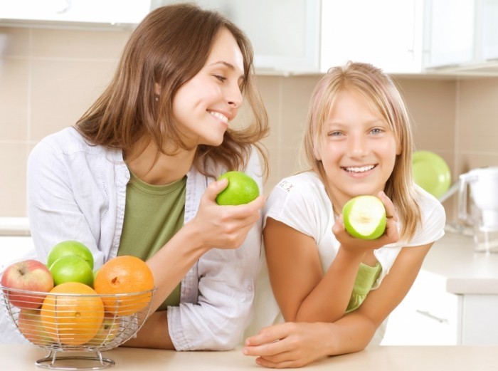 shutterstock 80888215 700x521 Женщина и девочка с фруктами   Woman and little girl with fruit