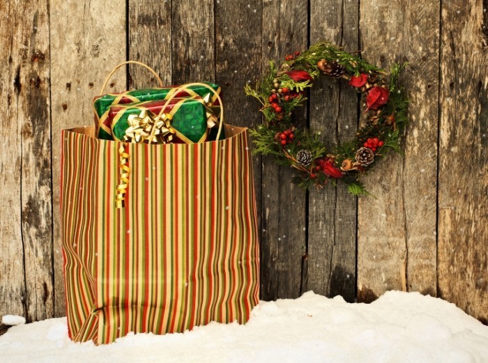 shutterstock 88532653 700x521 Новогодний венок и пакет   Christmas wreath and package