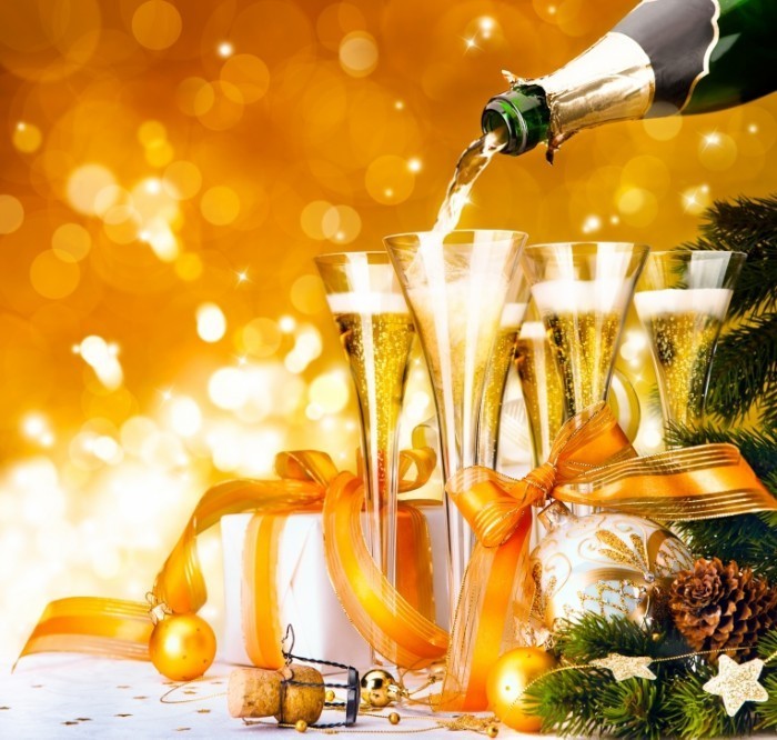 shutterstock 90846200 700x666 Бокалы шампанского   Glasses of champagne