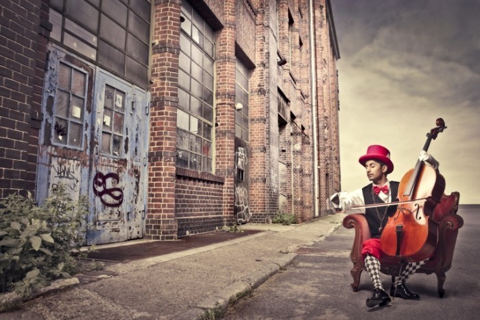 photodune 3418111 700x466 Скрипач у старого здания   Violinist in the old building