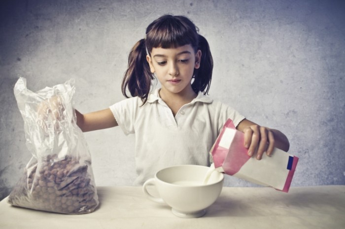 photodune 3586815 700x466 Девочка с хлопьями и молоком   Girl with cereal and milk