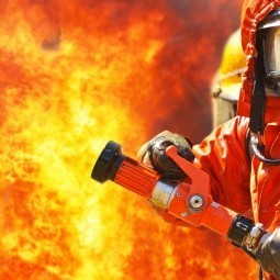 Пожарник с огнетушителем - Firefighter with a fire extinguisher