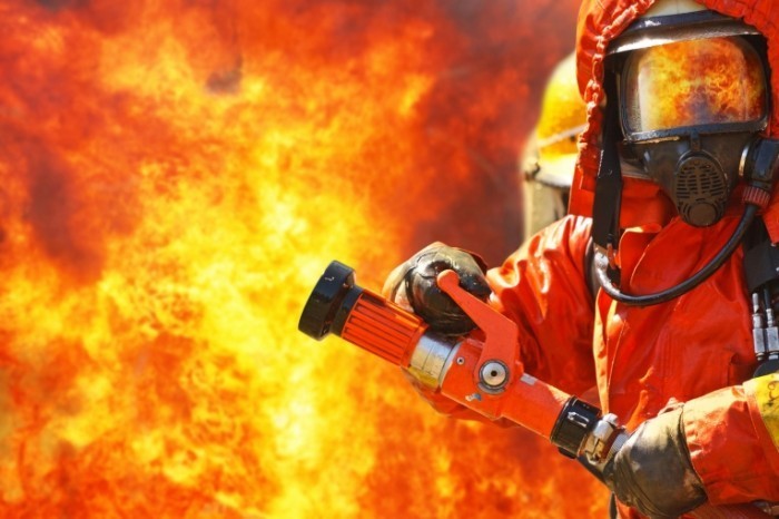 photodune 729869 700x466 Пожарник с огнетушителем   Firefighter with a fire extinguisher