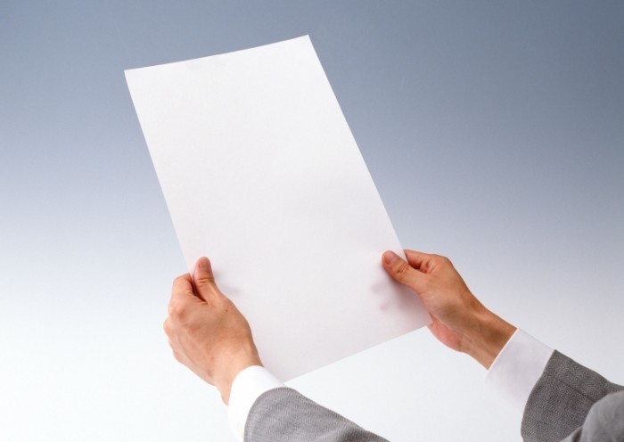 shutterstock 10725676 700x496 Лист бумаги в руках   Sheet of paper in his hands