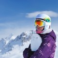 Женщина держит сноуборд - Woman holding a snowboard