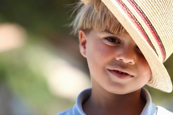 photodune 1705551 700x466 Мальчик в соломенной шляпе   Boy in a straw hat