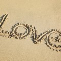 Надпись love на песке - Love write on sand