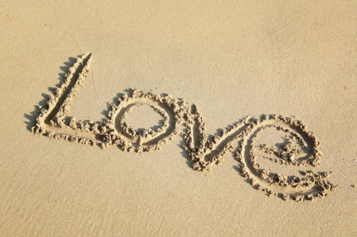 photodune 937430 700x466 Надпись love на песке   Love write on sand