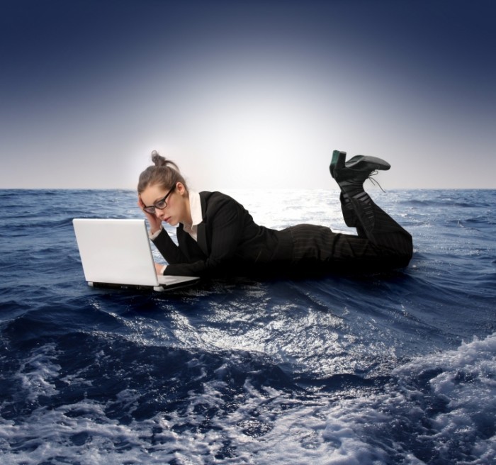 fotolia 13119964 m 700x656 Девушка за ноутбуком   Girl behind the laptop