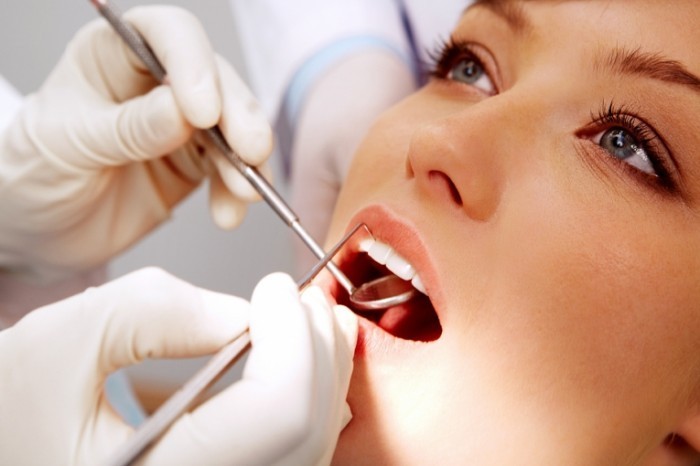 fotolia 28221682 subscription xl 700x466 Женщина у стоматолога   Woman at the dentist