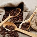 Кофейные зерна в ложках - Coffee beans in a spoons