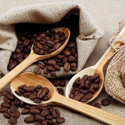 Кофейные зерна в ложках - Coffee beans in a spoons