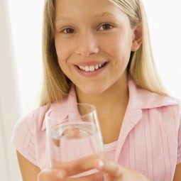 Девочка со стаканом воды - Girl with a glass of water