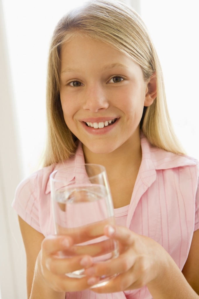 photodune 339044 682x1024 Девочка со стаканом воды   Girl with a glass of water