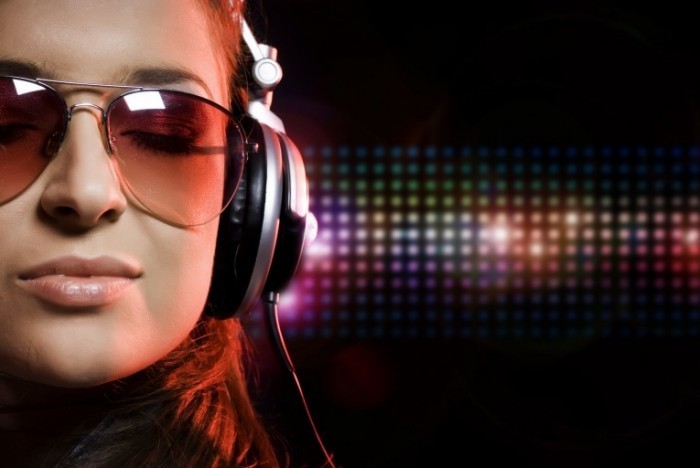 Fotolia 13858499 Subscription L 700x468 Девушка в наушниках   Girl with headphones