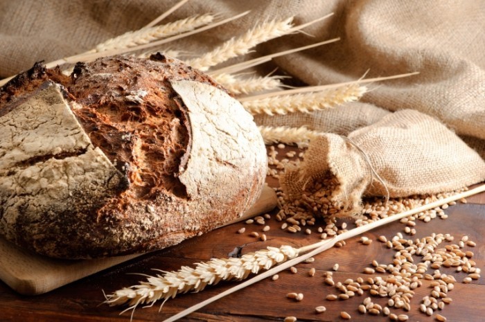 Fotolia 28431583 Subscription XL 700x465 Свежий черный хлеб   Fresh brown bread