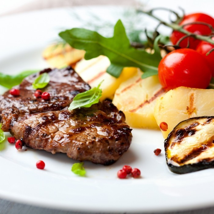 Fotolia 32994580 Subscription XL1 700x700 Мясной стейк   Meat steak