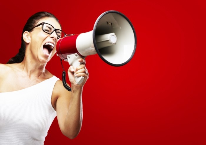 Fotolia 37064469 Subscription Monthly XL 700x492 Девушка кричит в рупор   Girl shouts in megaphone