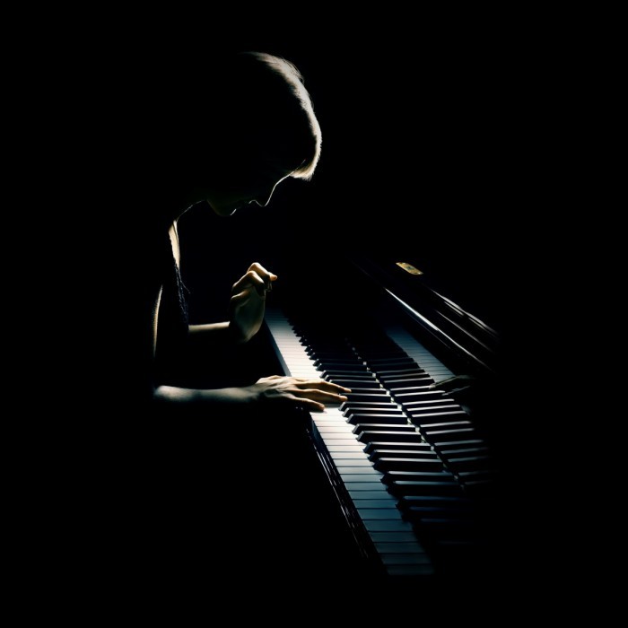 Fotolia 39076557 Subscription Monthly XL 700x700 Мужчина за фортепиано   Man at the piano