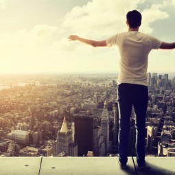 Парень стоит над городом - Guy stands over the city