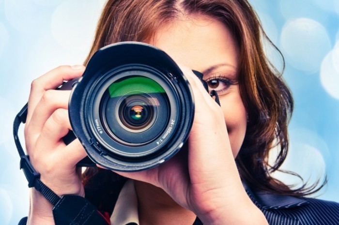 Fotolia 43315400 M 700x465 Женщина с фотоаппаратом   Woman with camera