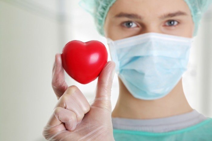 Fotolia 44638456 Subscription Monthly XXL 700x466 Доктор в маске с сердцем   Doctor in a mask with a heart