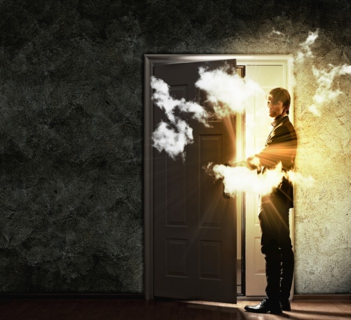 Fotolia 52849595 Subscription Monthly M 700x638 Мужчина у двери   Man at the door