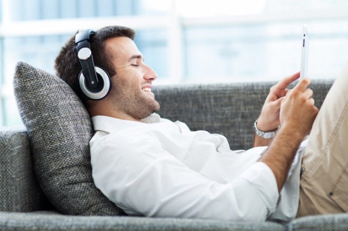 Fotolia 53293463 Subscription XXL 700x466 Парень в наушниках   Man in headphones