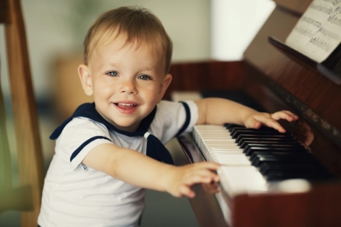 Fotolia 55180228 M 700x465 Мальчик за фортепиано   Boy at the piano