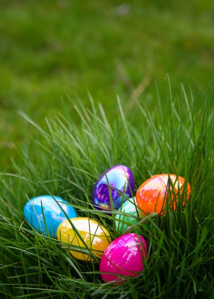 Fotolia 5664882 Subscription L 700x977 Яркие пасхальные яйца в траве   Bright Easter eggs in the grass