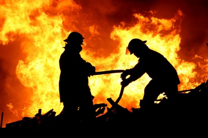 Fotolia 7558311 XL 700x466 Пожарники в огне   Firefighters in the fire