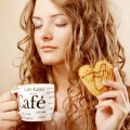 Девушка с латте и печеньем - Girl with a latte and cookies