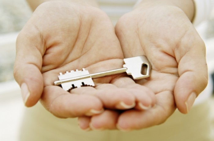 istock 000002302621medium 700x463 Ключ в руках   Key in hand