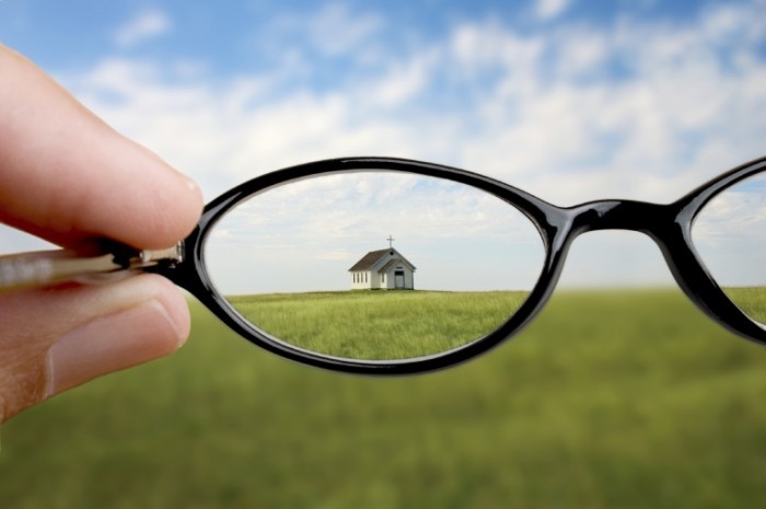 istock 000006250244medium 700x465 Маленькая церковь в очках   Small church in glasses