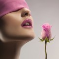 Девушка с завязаными глазами с розой - Blindfolded girl with a rose