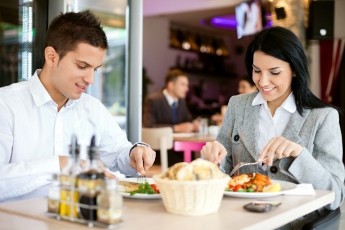 Fotolia 51199905 Subscription L 700x466 Пара в ресторане   Couple at restaurant