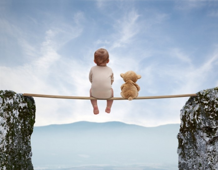 fotolia 48607694 subscription xxl 700x547 Ребенок с мишкой над пропастью   Child with teddy bear over a precipice