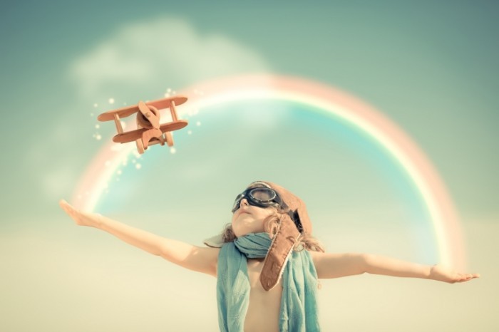 holding rainbow plane shutterstock 149643362 700x466 Мальчик с радугой и самолетом   Boy with rainbow and aircraft