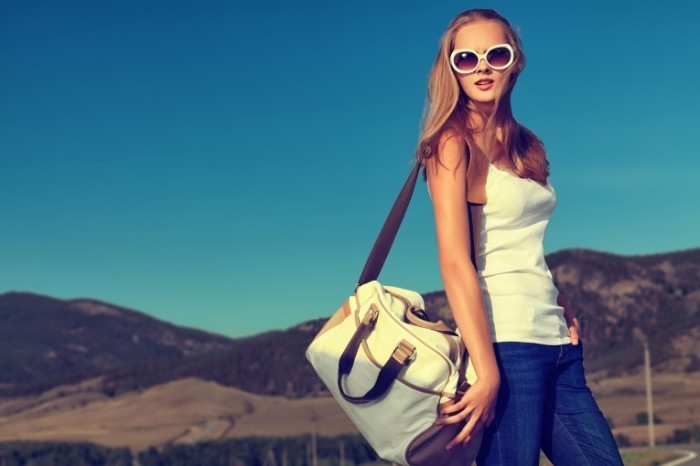 shutterstock 129400445 700x466 Девушка в очках с сумкой   Girl in sunglasses with a bag