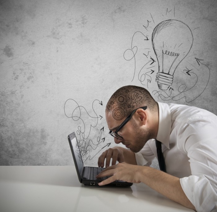 shutterstock 131601941 700x684 Мужчина за ноутбуком с лампой над головой   Man behind the laptop with a lamp over his head