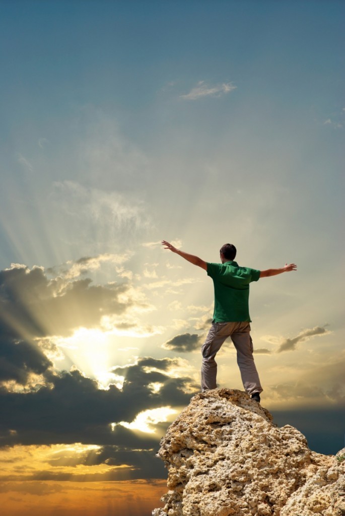 shutterstock 554699771 685x1024 Мужчина на горе   Man on the mountain