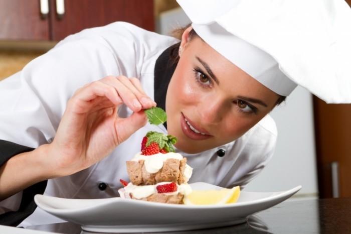 shutterstock 56418463 700x466 Шеф повар с десертом   Chef with dessert