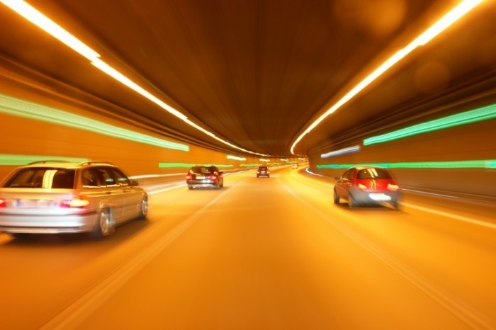 shutterstock 72928264 0 700x466 Машины на ночной автостраде   Car on night highway