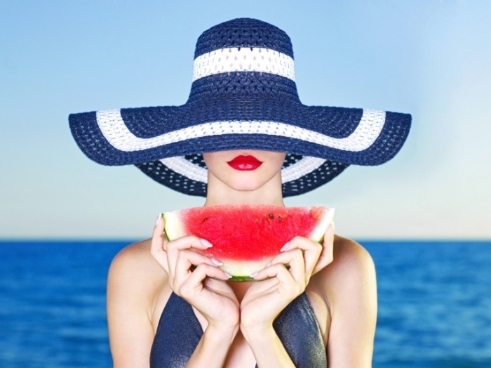 shutterstock 86812669 700x524 Дама в шляпе с арбузом   Lady in hat with watermelon