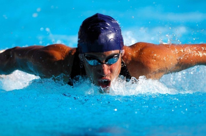 4b97bb02 e0be 4178 8c5a dcab07b7bd69 shutterstock 14138098 zwemmer sport zwembad blauw actie kopie 700x463 Пловец   Swimmer