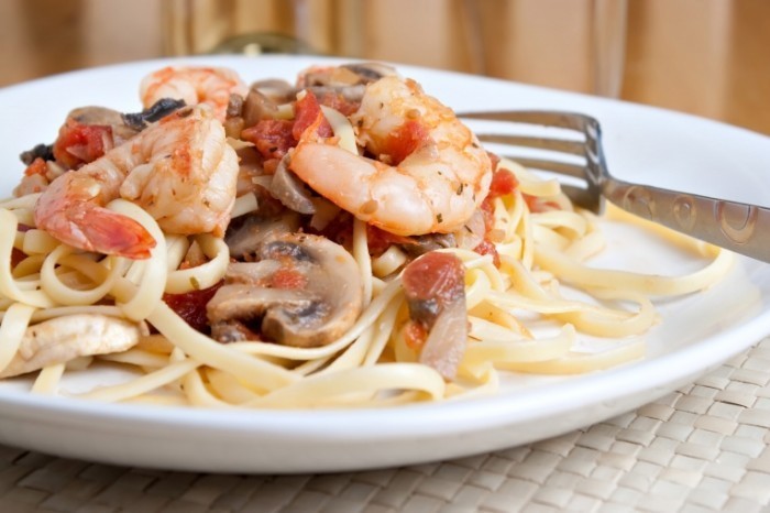 Champagne Shrimp and Angel Hair Fotolia 700x466 Паста с креветками   Pasta with shrimp