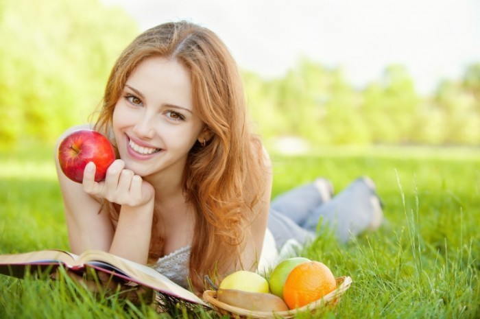 Depositphotos 5380307 XL 700x465 Девушка с фруктами   Girl with fruit